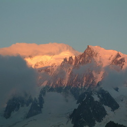 Lever de soleil sur le Mont-Blanc du Tacul